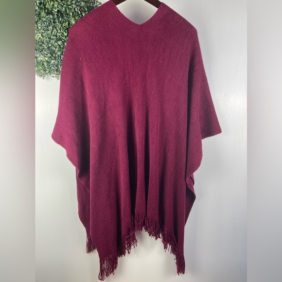 Red fringe shawl cape poncho - Picture 7 of 9